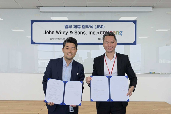 웨인 리(왼쪽) 쿠팡 리테일 전무와 초멩 탄(오른쪽) 와일리아시아 시니어 디렉터가 업무 제휴 협약식을 마치고 기념 촬영을 하고 있다.
