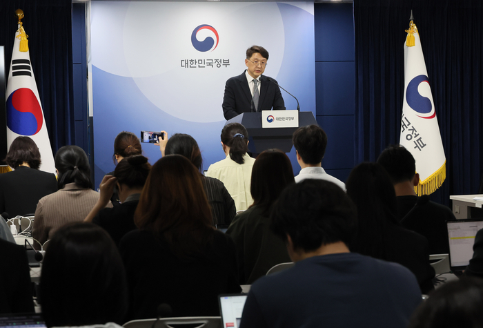 SKT 침해사고 민관합동 조사결과 2차 발표
     (서울=연합뉴스) 이정훈 기자 = 최우혁 과학기술정보통신부 정보보호네트워크정책관이 19일 서울 종로구 정부서울청사에서 SKT 침해사고 관련 민관합동 조사결과 2차 발표 브리핑을 하고 있다. 2025.5.19
     uwg806@yna.co.kr
 (끝)
