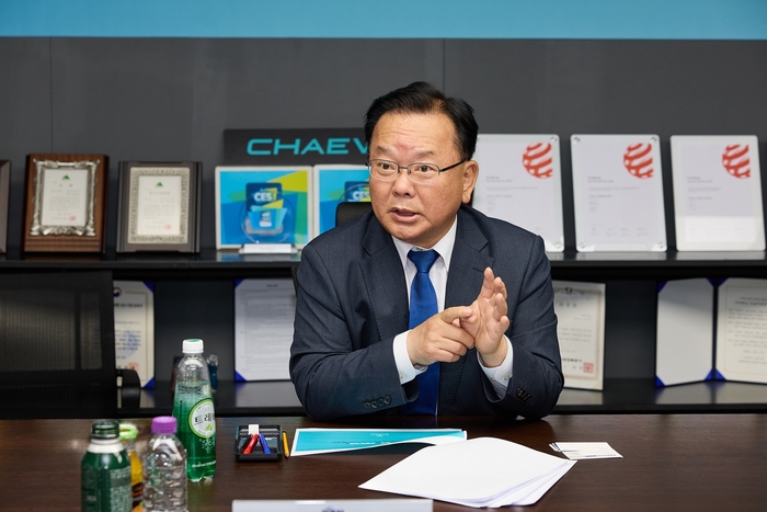 26일 채비 강남서초센터에서 열린 '전기차 급속 충전 인프라 확산을 위한 정책간담회'에서 김부겸 위원장이 업계 건의사항을 듣고 있다