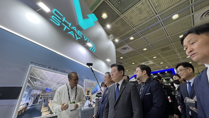 2023년 당시 이재명 더불어민주당 당대표가 'EV 트렌드 코리아'에 방문해 채비의 전시장을 둘러보고 있다