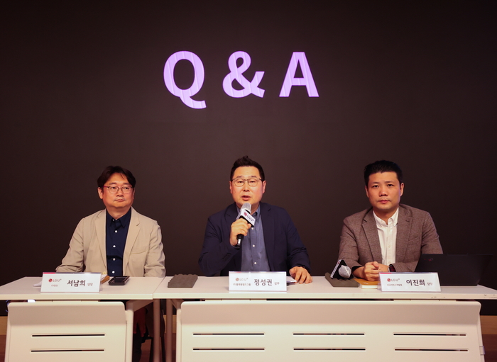 왼쪽부터 서남희 CV담당, 정성권 IT/플랫폼빌드그룹장, 이진희 신규서비스개발랩장이 27일 LG유플러스 용산 사옥에서 진행한 AI 상담 어드바이저 설명회에서 질의 응답을 받고 있다.
