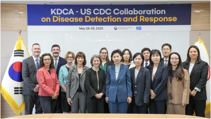 지영미 질병관리청장이 28일 충북 청주시 질병관리청에서 미국 질병예방통제센터(CDC) 전문가와 기념촬영했다.(사진=질병관리청)
