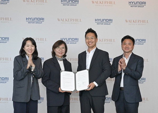 워커힐과 현대차·기아가 20일 서울 광진구 워커힐 호텔에서 업무 협약식을 진행했다 (왼쪽부터 현대차·기아 AVP 본부 박주영 팀장, 김수영 상무, 워커힐 김세한 신성장추진담당, 이열근 지속경영담당)/사진= 워커힐 호텔앤리조트 