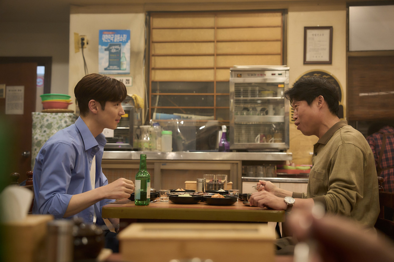 영화 '소주전쟁'의 주연배우 이제훈(왼쪽)과 유해진. 사진제공=쇼박스