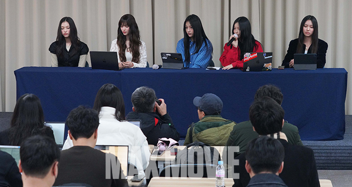 지난해 11월28일 걸그룹 뉴진스 멤버들이 긴급 기자회견을 열어 어도어와 맺은
