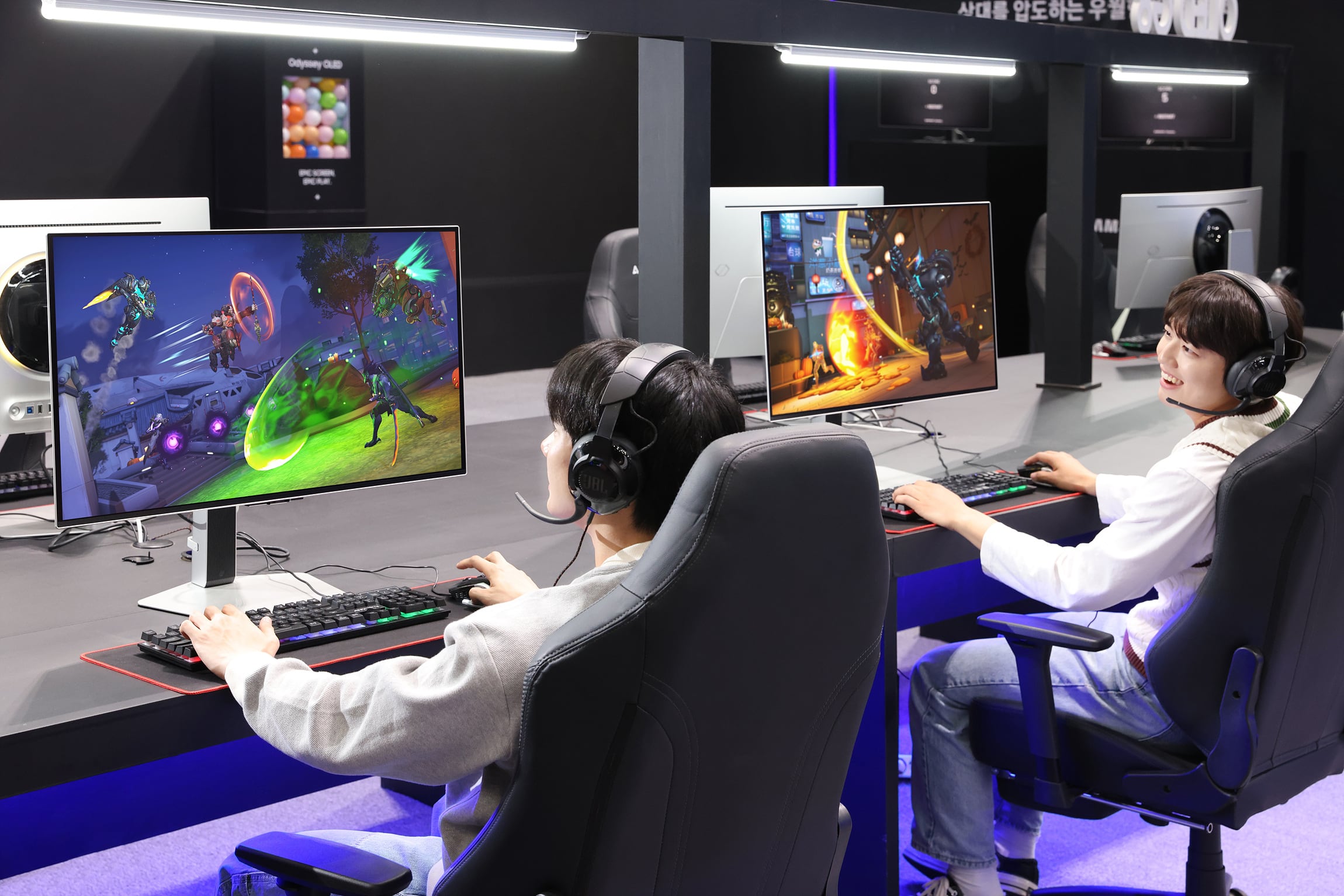 삼성전자 오디세이 OLED G8 모니터로 게임을 체험하고 있는 모습. /삼성전자 제공