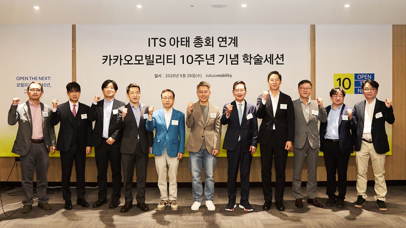 왼쪽부터 강경표 교통연구원 자율협력주행기술연구팀장, 윤정준 카카오모빌리티 상무, 박상현 카카오모빌리티 상무, 최우열 카카오모빌리티 부사장, 박권수 전국개인택시연합회 회장, 류긍선 카카오모빌리티 대표, 박복규 전국택시운송사업조합연합회 회장, 장성욱 카카오모빌리티 부사장, 이양덕 전국운송사업조합연합회 전무, 정구민 국민대학교 전자공학부 교수, 김원길 교통대학교 교수./카카오모빌리티 제