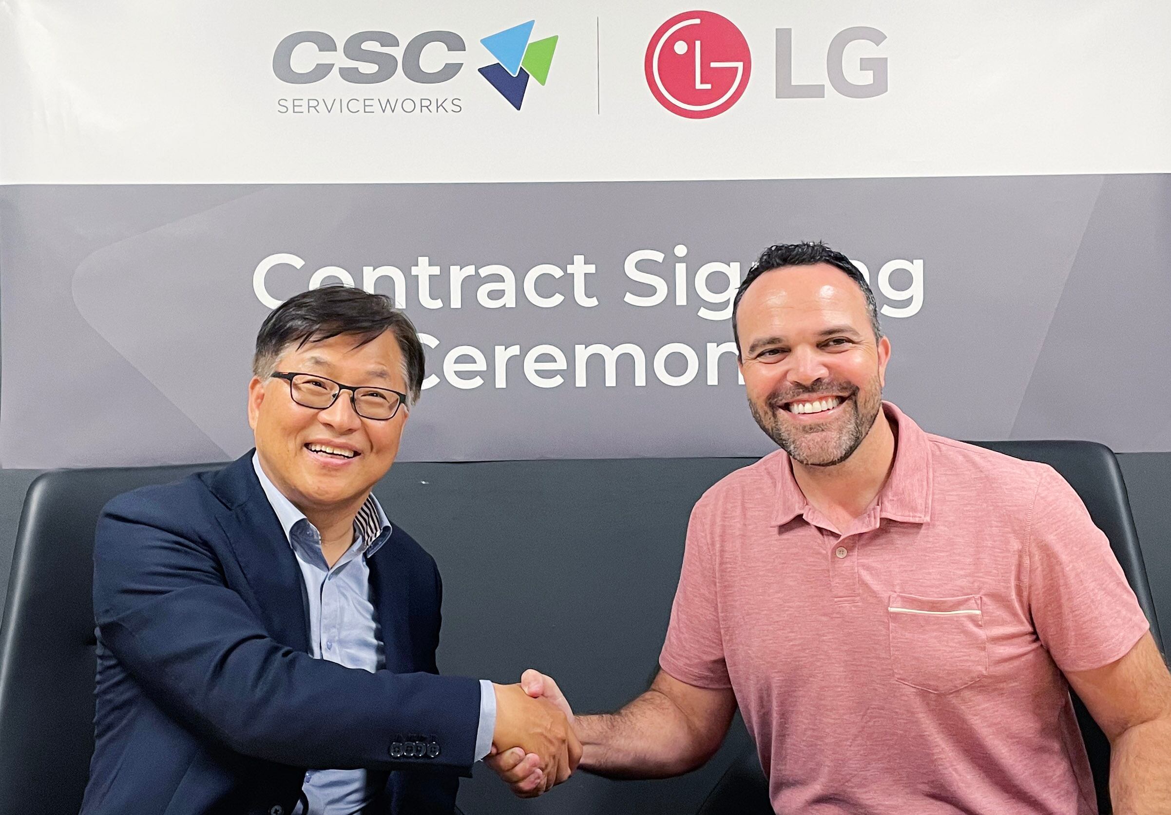 LG전자는 최근 북미 1위 세탁솔루션 기업 'CSC 서비스웍스'(CSC Serviceworks)와 상업용 세탁기 공급계약을 체결했다고 21일 밝혔다. 사진은 김상용(왼쪽) LG전자 미국법인 HS담당 전무와 로드리고 카스텔라노스 CSC 최고경영자(CEO)가 기념 촬영을 하는 모습. /LG전자 제공