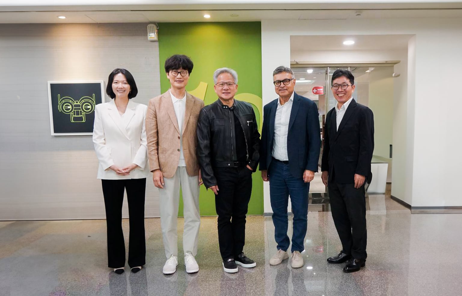 네이버와 엔비디아 주요 경영진이 대만 엔비디아 오피스에서 별도 미팅 후 기념 촬영을 하고 있다. 최수연(왼쪽부터) 네이버 대표, 이해진 네이버 이사회 의장, 젠슨 황 엔비디아 CEO, 제이 퓨리 엔비디아 총괄 부사장, 김유원 네이버클라우드 대표./네이버클라우드 제공