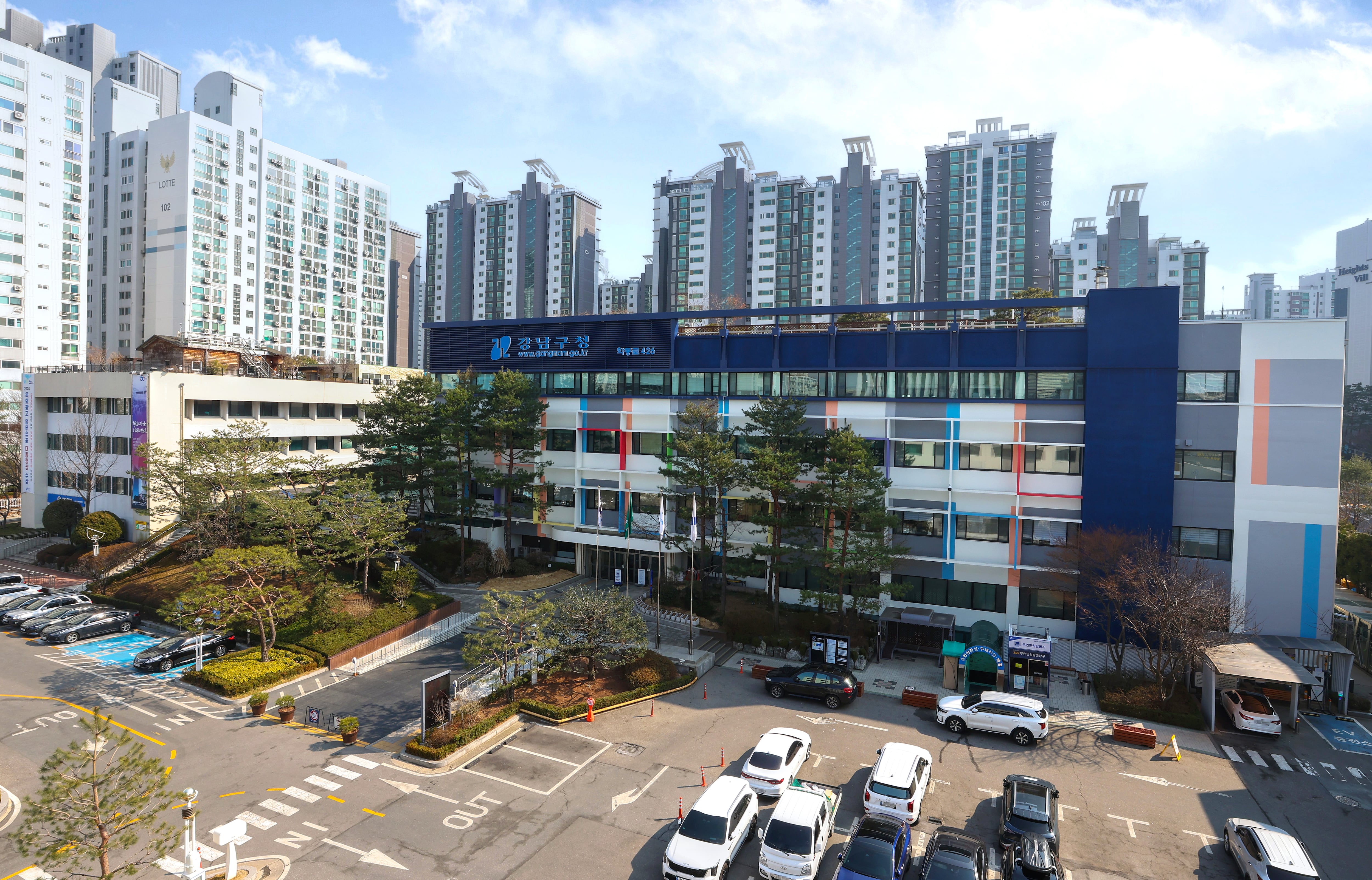 서울 강남구청 전경.