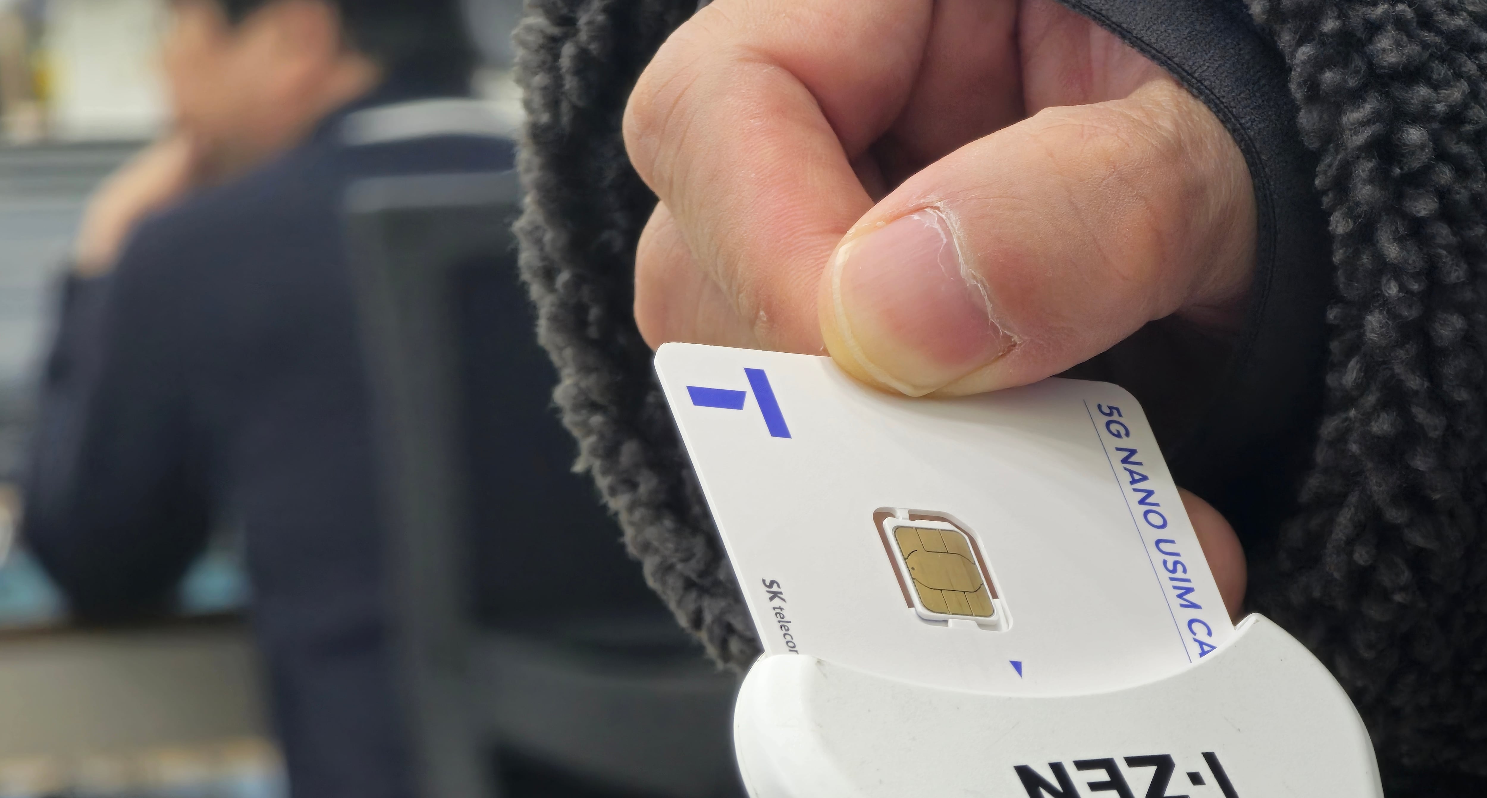 서울 시내 한 SK텔레콤 대리점에서 직원들이 유심 재설정을 시연하고 있다. /연합뉴스