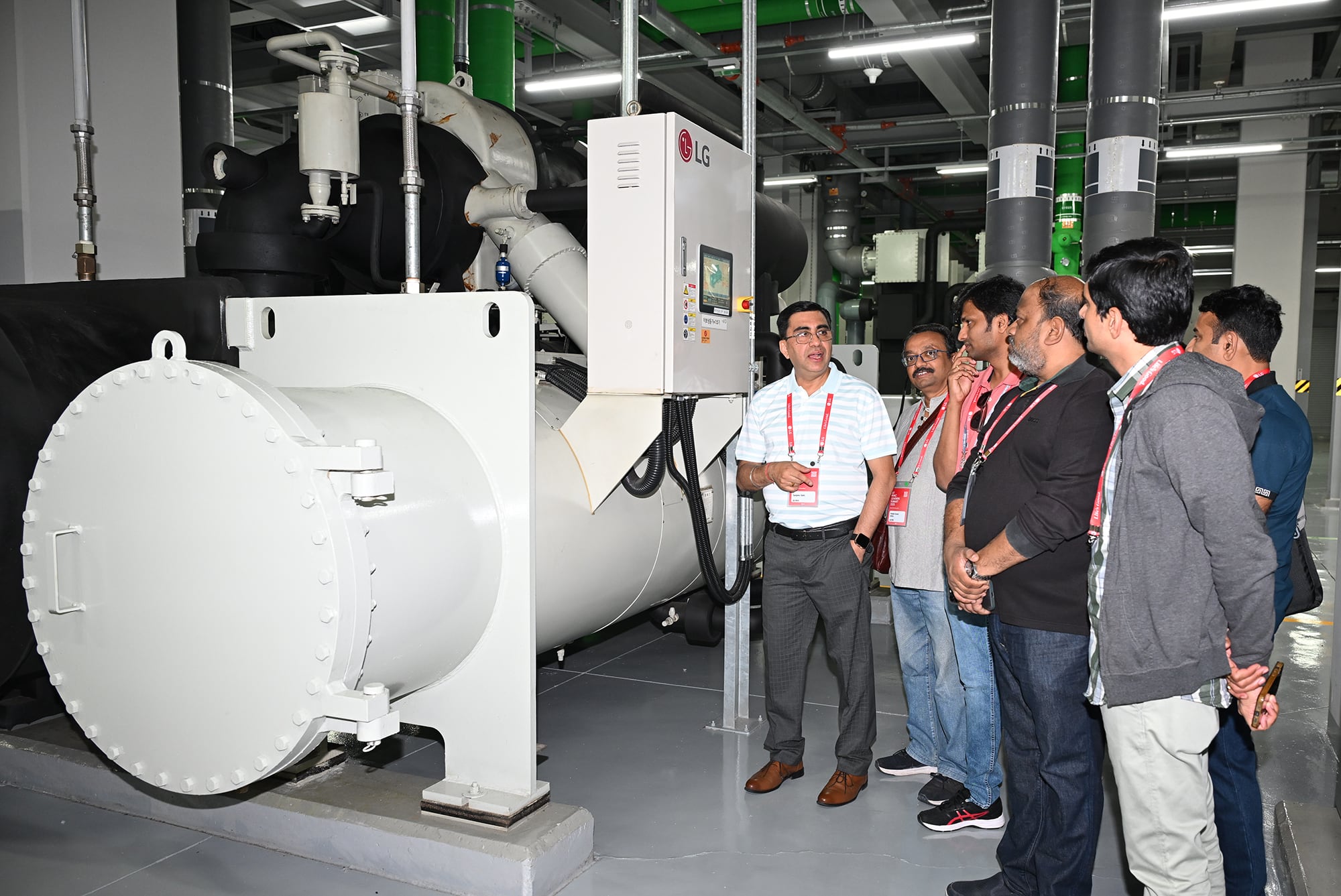 LG전자가 19일 글로벌 냉난방공조(HVAC) 컨설턴트를 국내로 초청해 'LG HVAC 리더스 서밋 2025’를 개최했다. 컨설턴트들이 서울 마곡에 위치한 LG사이언스파크를 방문해 초대형 냉방기인 '칠러(Chiller)'를 살펴보고 있다./LG전자 제공