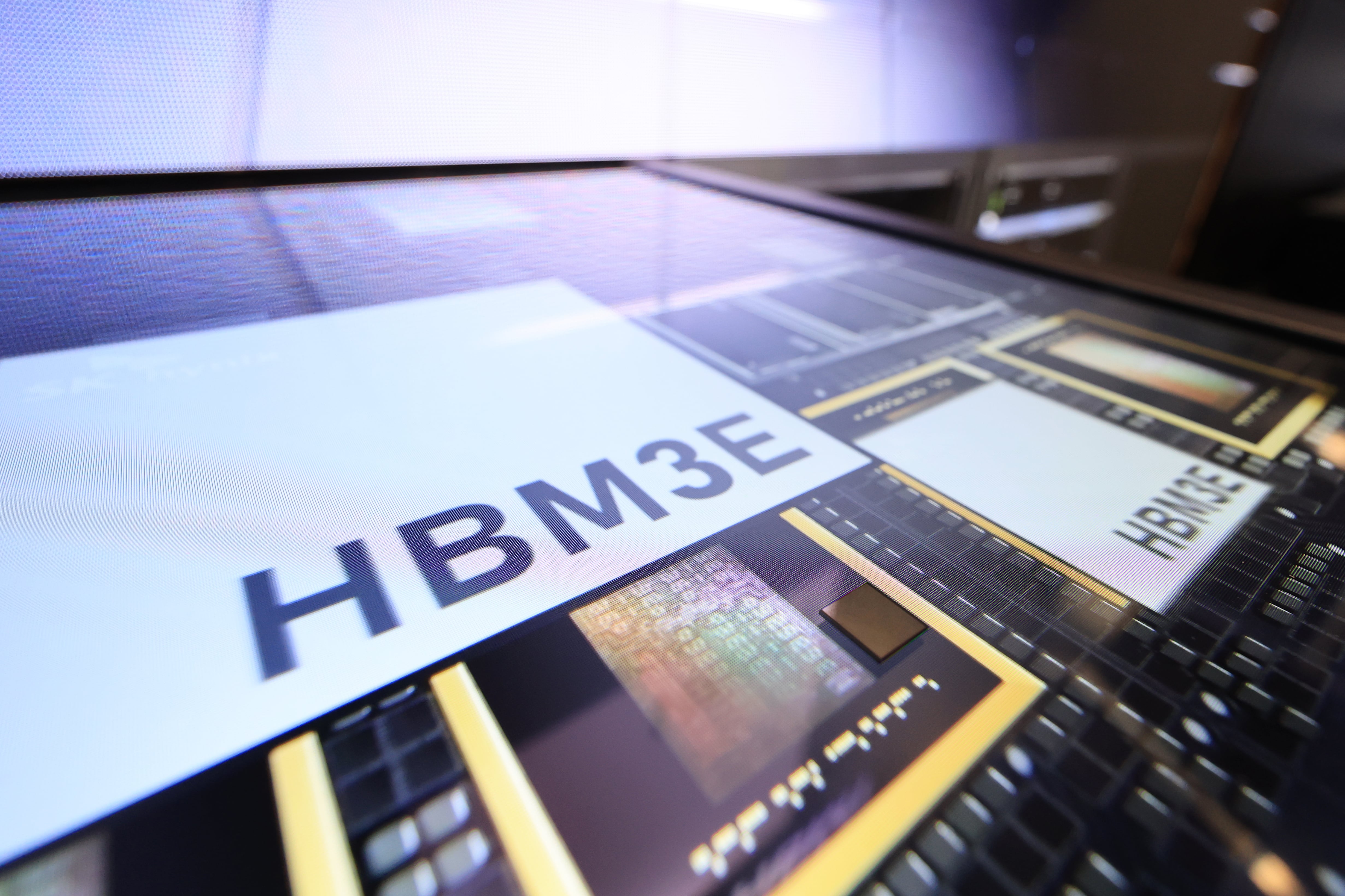 SK하이닉스가 올 1월 'CES 2025'에서 공개한 HBM3E 16단 제품./연합뉴스
