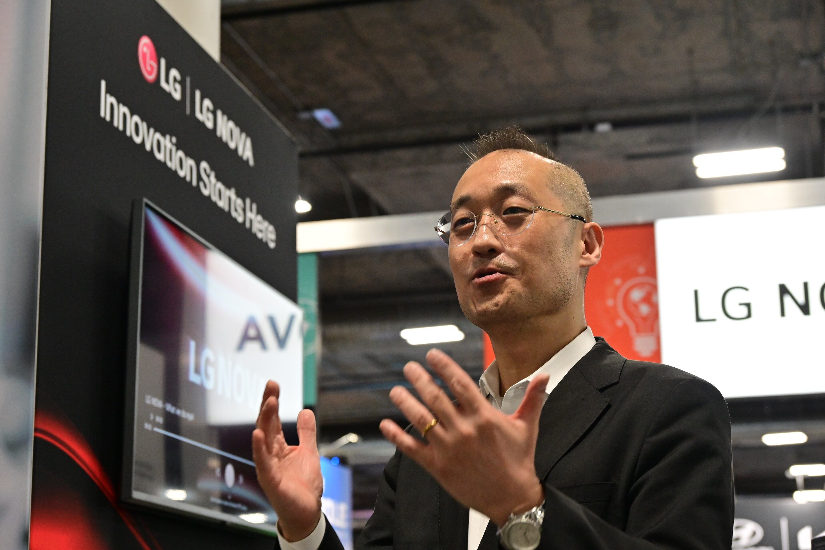 세계 최대 가전·IT 전시회 CES 2025에서 이석우 LG NOVA 부사장이 ▲헬스테크 ▲클린테크 ▲AI 등 미래산업 영역에서 LG전자와 협업을 구체화하는 스타트업과 혁신 기술을 소개하고 있는 모습./LG전자 제공