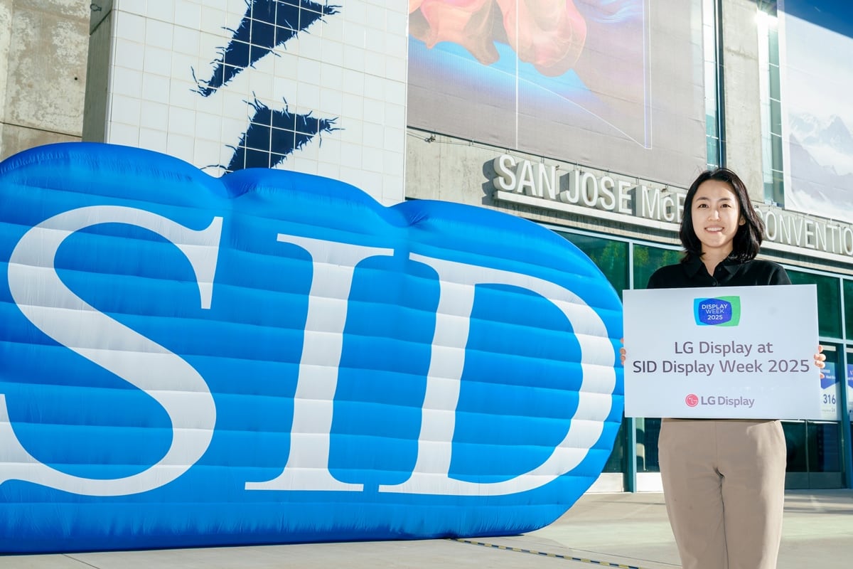 LG디스플레이 직원이 12일(현지시각) 세계 최대 디스플레이 전시회 'SID 2025'가 열리는 미국 새너제이 맥에너리컨벤션센터 앞에서 참가 소식을 알리고 있다./LG디스플레이 제공