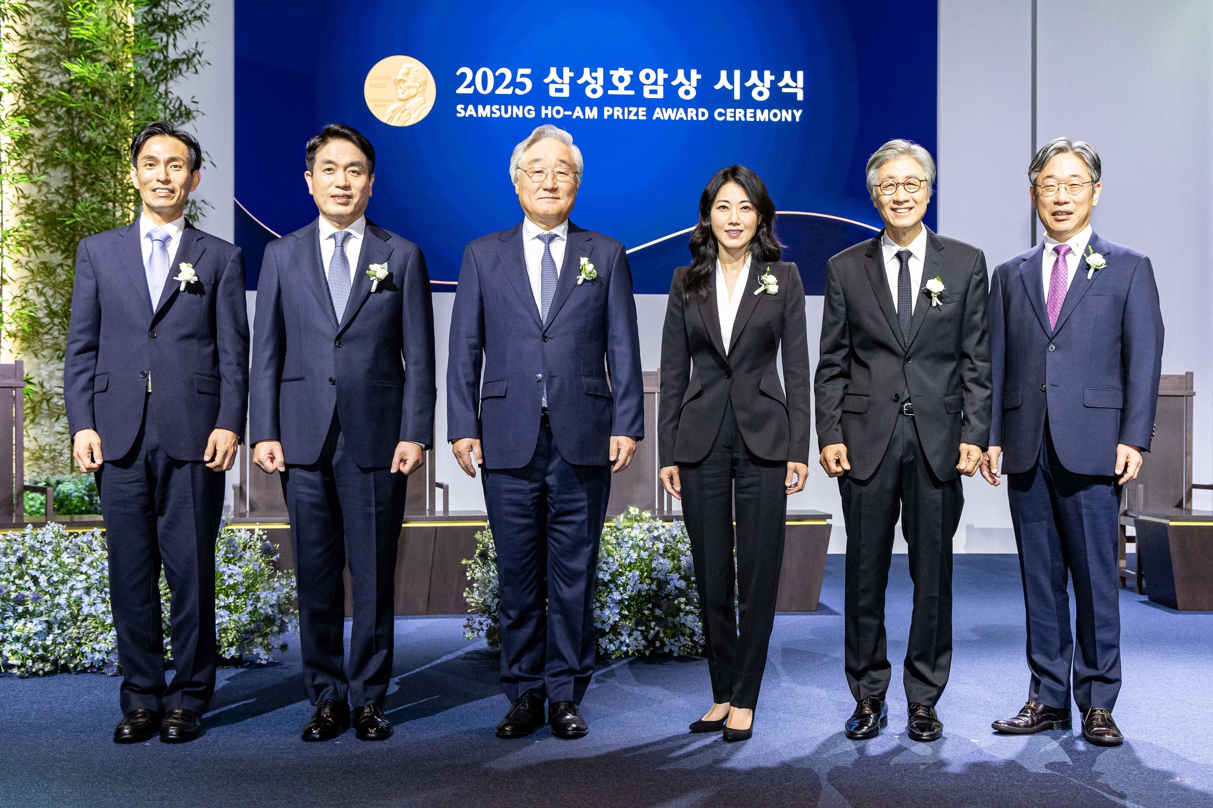삼성호암상 수상자들이 30일 서울신라호텔 다이너스티홀에서 열린 ‘2025 삼성호암상
시상식’에서 기념 촬영을 하고 있다.(왼쪽부터)
과학상 물리·수학부문 신석우 UC버클리 교수, 과학상 화학·생명과학부문 정종경 서울대 교수,
공학상 김승우 KAIST 명예교수, 의학상 글로리아 최 MIT 교수, 예술상 구본창 사진작가, 사회
봉사상 김동해 사단법인 비전케어 이사장./ 호암재단 제공