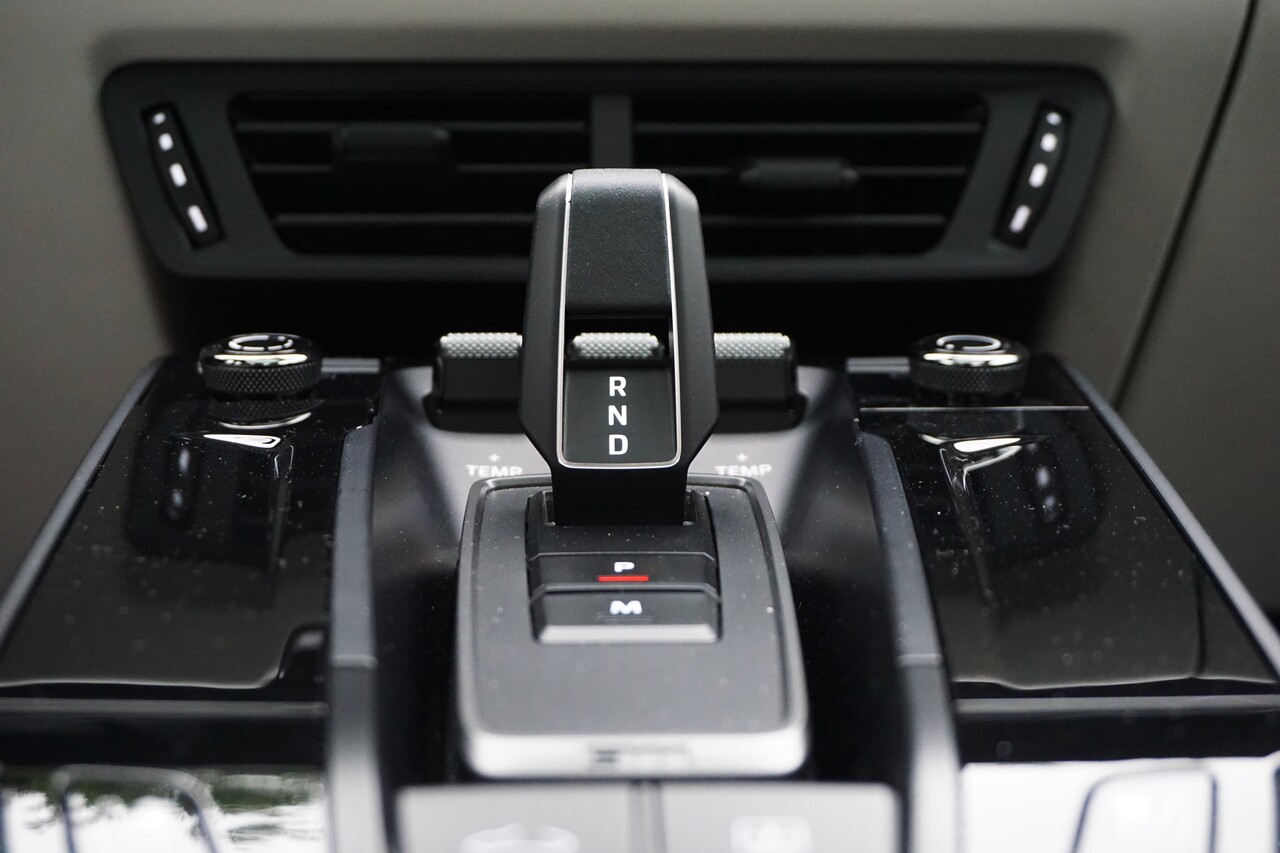 포르쉐 911 카레라4 GTS T-하이브리드 번속 레버. / 허인학 기자