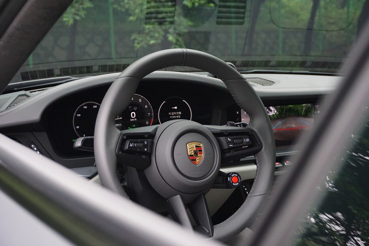 포르쉐 911 카레라4 GTS T-하이브리드 스티어링 휠. / 허인학 기자