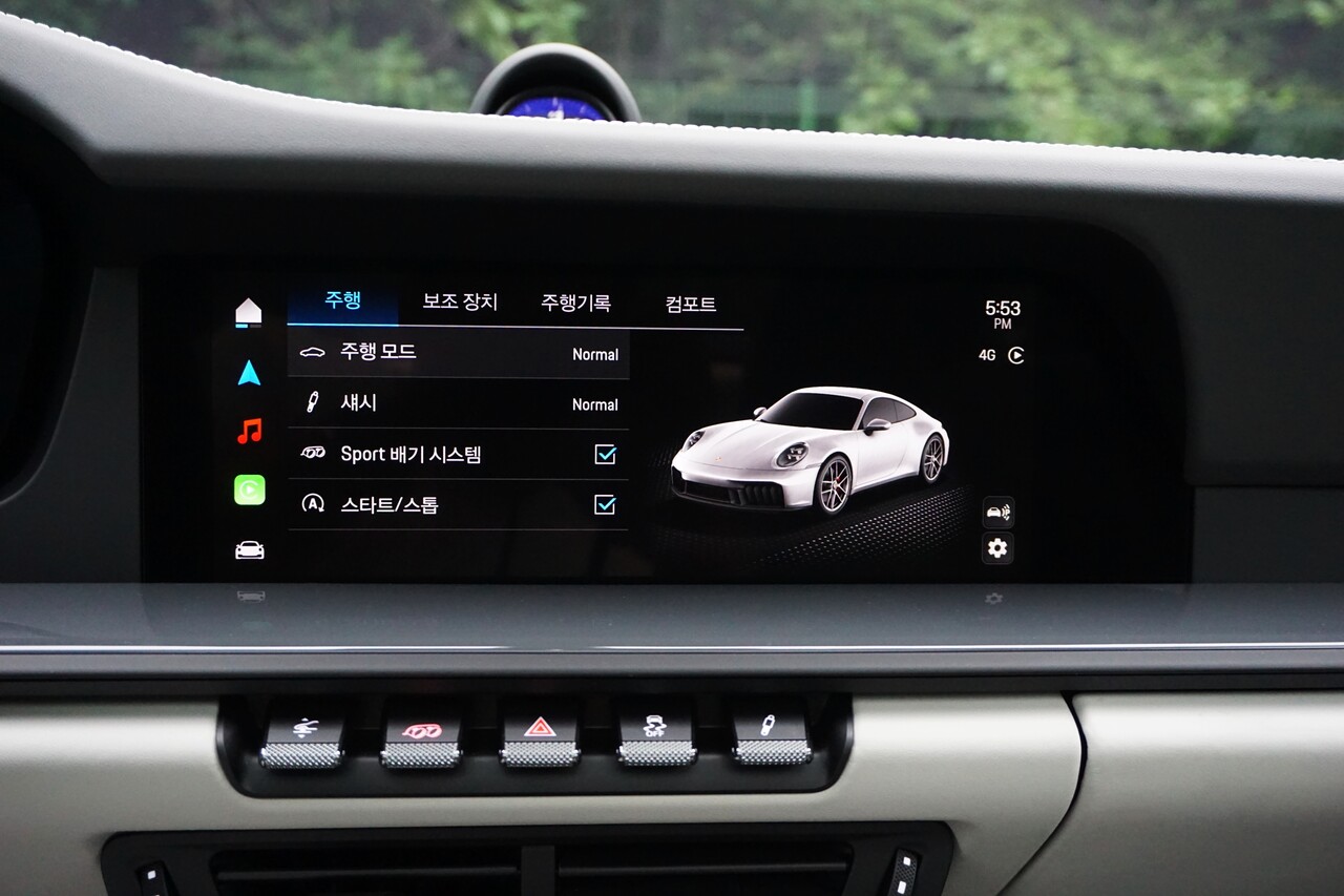 포르쉐 911 카레라4 GTS T-하이브리드 센터 디스플레이. / 허인학 기자
