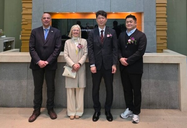 사진 가운데 에밀리아 가토(Emilia Gatto) 주한 이탈리아 대사와 김현철 한국인공지능협회장 / 한국인공지능협회