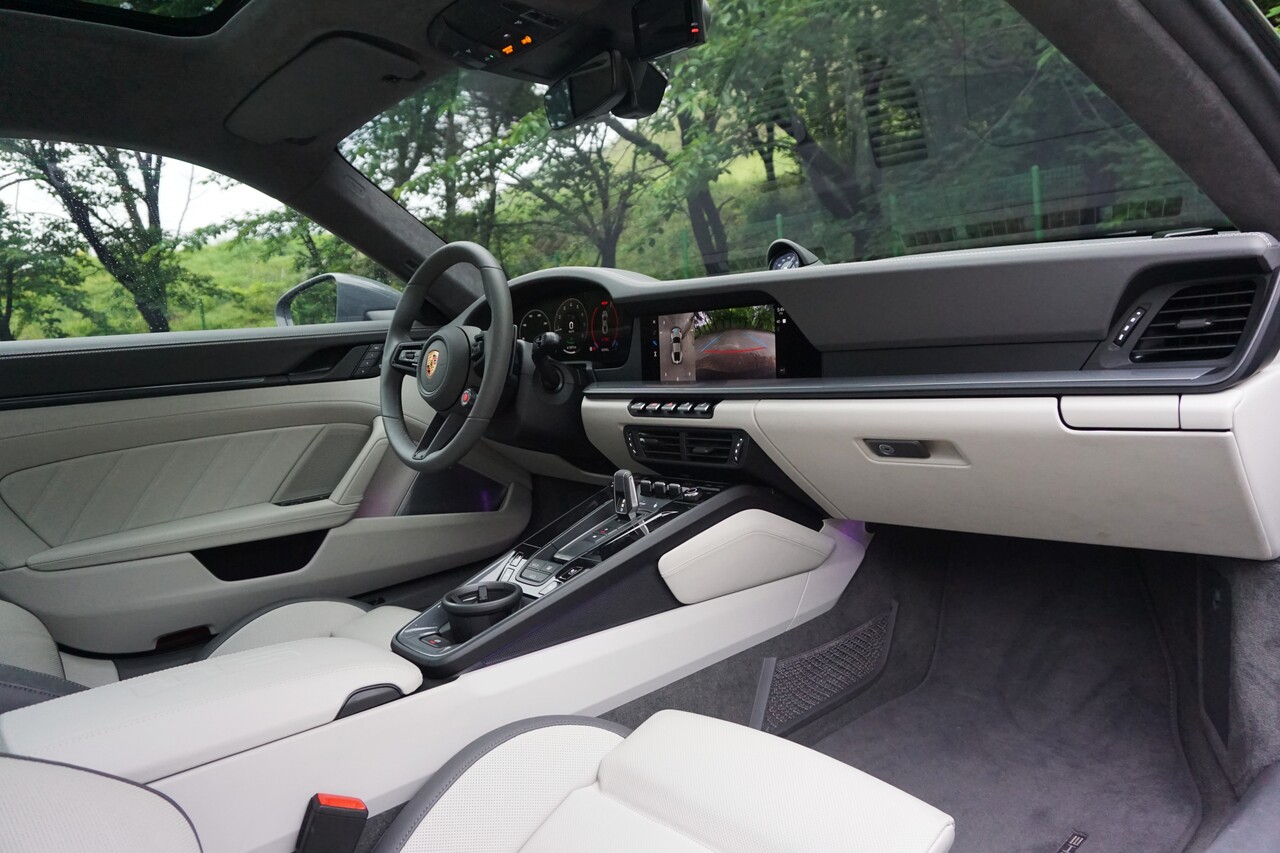 포르쉐 911 카레라4 GTS T-하이브리드 실내. / 허인학 기자