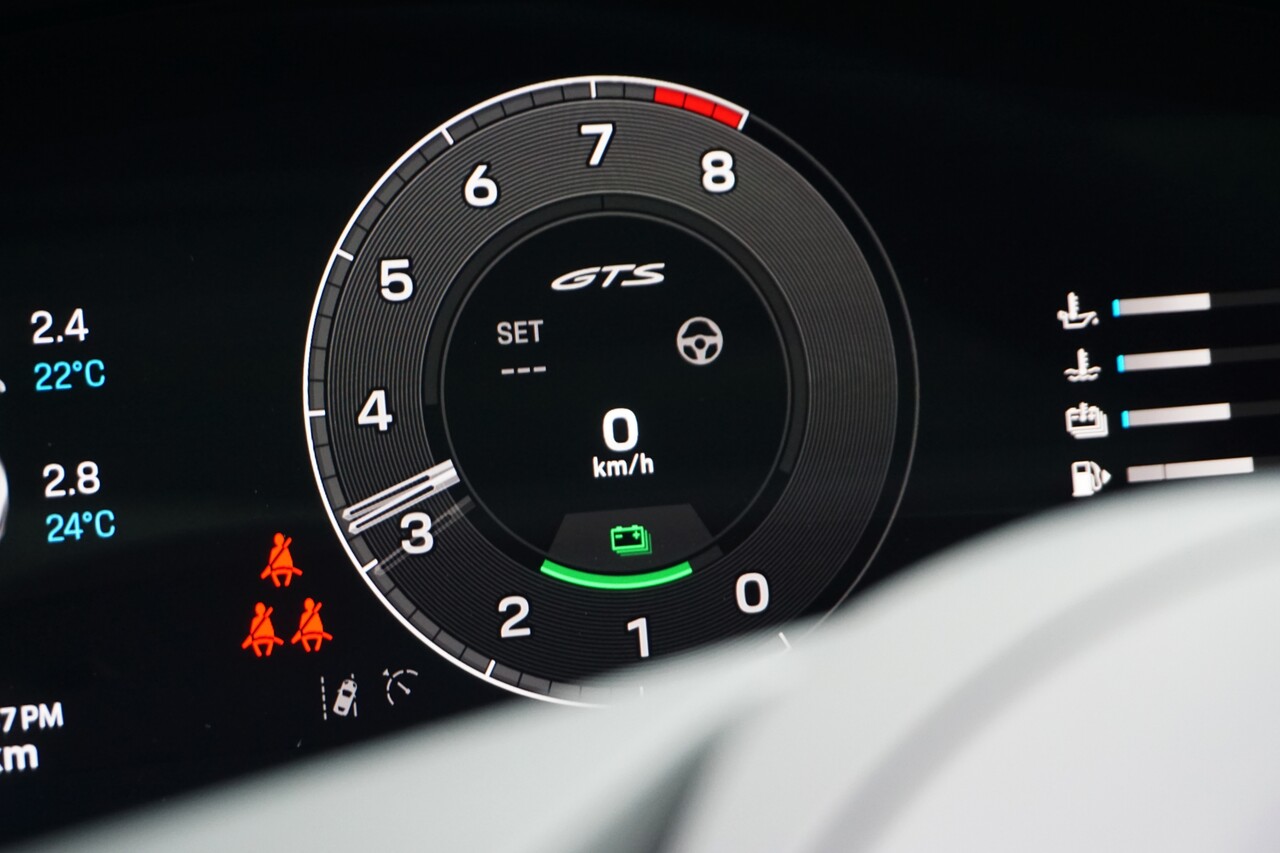 포르쉐 911 카레라4 GTS T-하이브리드 엔진회전계. / 허인학 기자