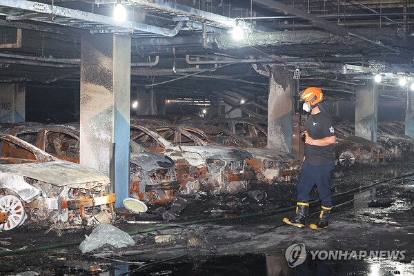 지난해 인천 청라 아파트 지하주차장에서 발생한 벤츠 전기차(EQE) 화재로 차량들이 손실됐다. 해당 사진은 기사의 이해도를 돕기 위한 사진. [사진제공=연합뉴스]