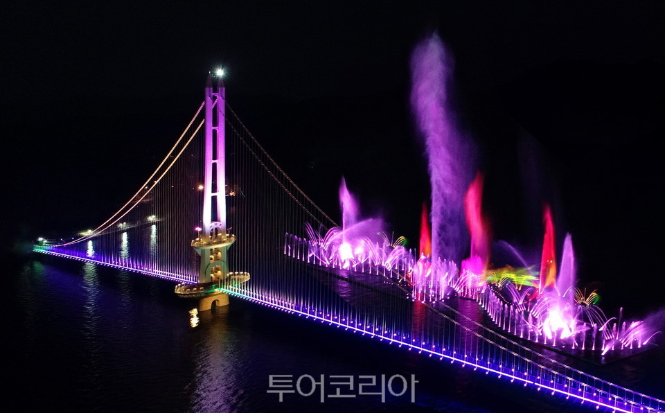 대한민국 밤밤곡곡 100선에 선정된 예당호 출렁다리&음악분수 /사진-예산군