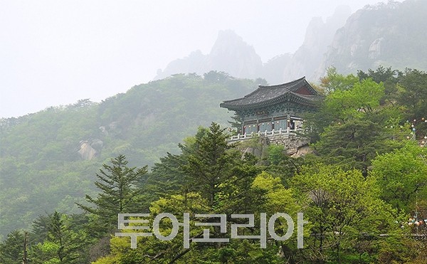 망월사 전경. /사진-경기관광공사 제공