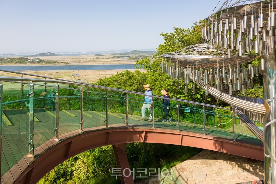 경기도 안산 바다향기수목원. 바다를 보며 상상전망돼로 올라가는 여행객 ⓒ채지형 여행 작가