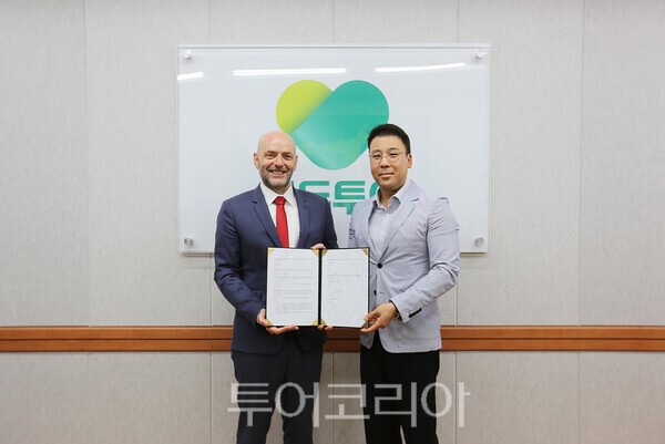지난 9일 서울 중구 모두투어 본사에서 진행된 ‘SAF 파트너십 체결식’에서 우준열 모두투어 사장(오른쪽)과 보리스 다쏘 에어프랑스-KLM 한국·일본·뉴칼레도니아 지역 사장이 협약서에 서명한 후 기념 촬영을 하고 있다./사진-모두투어