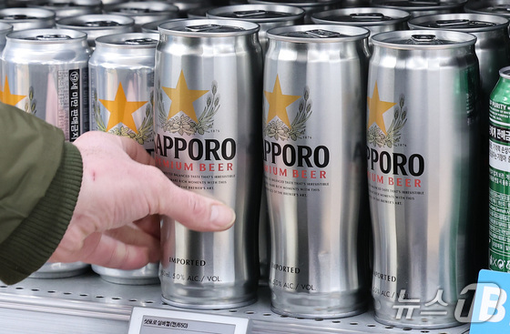 A citizen is purchasing imported beer at a supermarket in Seoul.