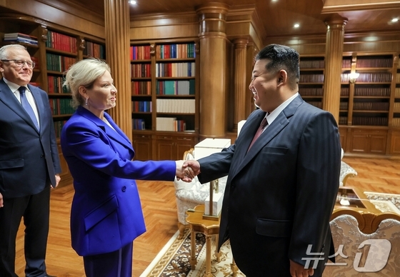 Olga Lyubimova(left) and Kim Jong Un (right) / Rodong Sinmun