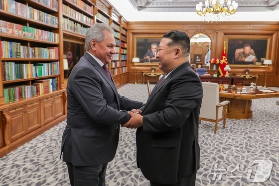 Russian Security Council Secretary Sergei Shoigu (left) & North Korean leader Kim Jong Un(right) / Rodong Sinmun