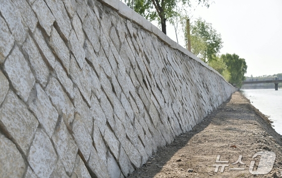 The party\'s official newspaper, Rodong Sinmun, reported on Tuesday that Gangdong County has thoroughly cleaned up a major river in 70 days, transforming the local landscape / Rodong Sinmun