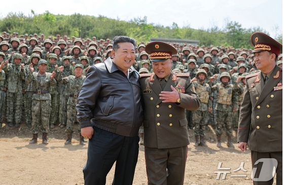 Kim Jong Un watches a comprehensive tactical drill for each class of soldiers at the Korean People\'s Army Training Workers\' (cadre) Competition on May 13 / Rodong Sinmun