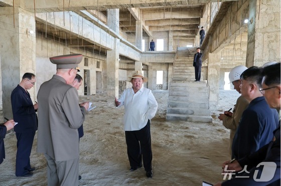 Kim Jong Un visited a hospital construction site in Kusong and ordered the construction capacity to be strengthened. / Rodong Sinmun