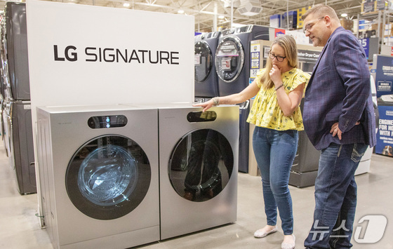 LG Signature washer and dryer on display at Lowe\'s store in the United States (Photo courtesy of LG Electronics)