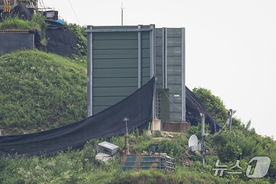 South Korean loudspeakers installed at border outposts in Paju, Gyeonggi Province, are broadcasting messages towards North Korea in response to the North\'s propaganda balloon launch on July 21 last year. This marks North Korea\'s 9th such launch this year. The South Korean military has expanded its operations from limited relay broadcasts using fixed loudspeakers on the western, central, and eastern fronts to simultaneous broadcasts from all forward-area loudspeakers. 2024.7.21 / News1