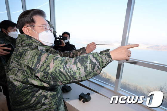 South Korean President Lee Jae-myung visits the 2nd Marine Division at the Aegibong Peace Ecological Park in Gimpo, Gyeonggi Province, during his presidential candidacy and listens to an explanation of the military demarcation zone. 2022.1.28 / News1