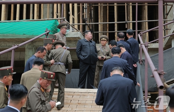 North Korean Workers\' Party General Secretary Kim Jong Un visits a hospital and a comprehensive service center construction site in Kangdong County on Monday / Rodong Sinmun