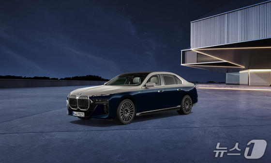 BMW 750e xDrive M Sport Individual Two-Tone Midnight Sapphire Edition