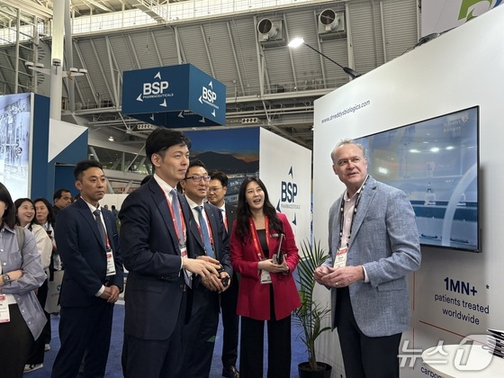 Shin Yoo Yeol, Head of Global Strategy at Lotte Biologics (Vice President of Lotte Holdings) and eldest son of Shin Dong Bin, Chairman of Lotte Group, is touring the Lotte Biologics exhibition booth.