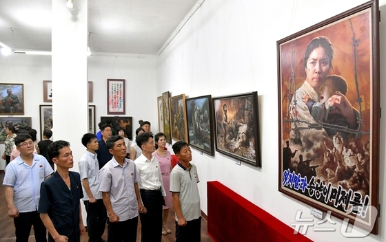 An art exhibition on the theme of class education opened on Tuesday at the Pyongyang International House of Culture to coincide with the anniversary of the June 25 Korean War / Rodong Sinmun