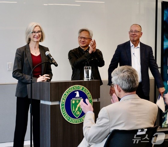 From left: Jennifer Doudna, Nobel laureate and CRISPR pioneer; Jensen Huang, NVIDIA CEO; and Paul Perez, Senior Vice President and Technology Senior Fellow at Dell Technologies, pose for a commemorative photo. / Photo courtesy of NVIDIA