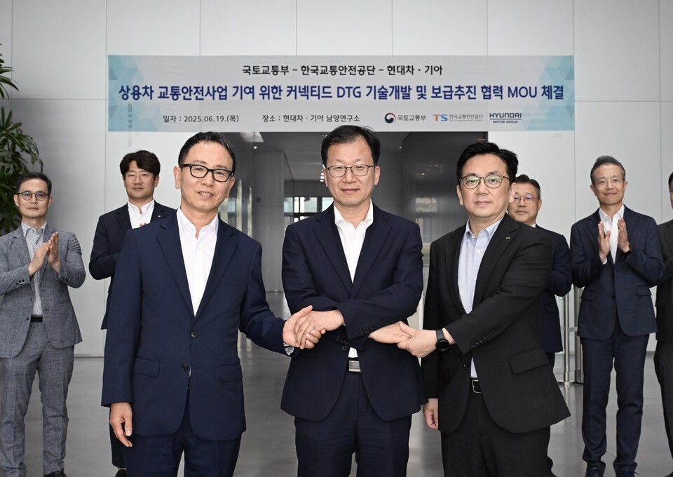 ©AP신문(AP뉴스)/이미지 제공 = 현대자동차그룹 ▲현대차·기아는 19일 국토교통부, 한국교통안전공단과 함께 ‘커넥티드 DTG 개발 및 보급을 위한 업무협약을 체결했다. (사진 왼쪽부터) 현대차·기아 상용LCM담당 박상현 부사장, 국토교통부 정채교 종합교통정책관, 한국교통안전공단 한정헌 모빌리티정책실장. 