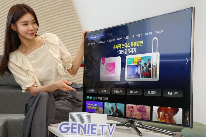 모델이 지니 TV 슈퍼팩 초이스 할인 프로모션을 소개하는 모습이다.ⓒKT