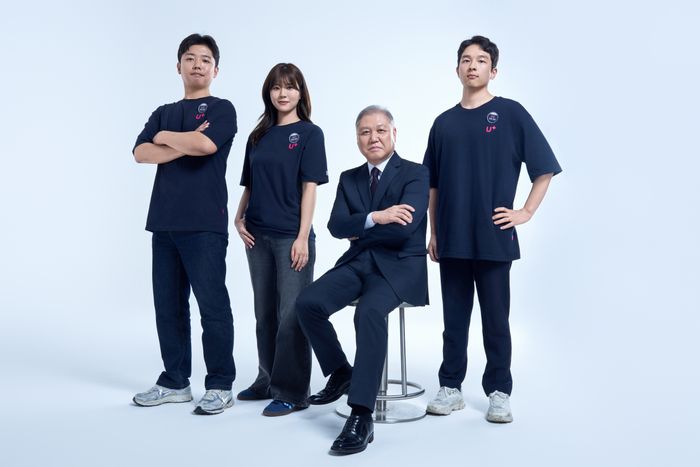 LG유플러스가 국내 1호 프로파일러로 알려진 권일용 교수를 ‘보안 앰배서더’로 선정했다. 사진은 보안 앰배서더로 선정된 권일용 교수(오른쪽 2번째)와 LG유플러스 직원들이 전국 매장에 부착될 포스터 촬영을 하는 모습.ⓒLG유플러스