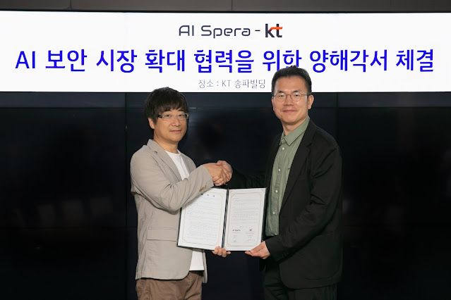 KT Enterprise부문 AX사업본부장 유서봉 상무(오른쪽)와 AI스페라 강병탁 대표가 업무협약을 체결한 후 기념 사진을 촬영하는 모습ⓒKT