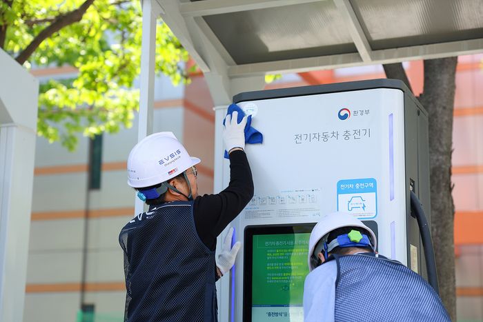 EVSIS 유지보수 전문인력이 EVSIS 환경부 충전기를 점검하고 있다.ⓒ롯데이노베이트
